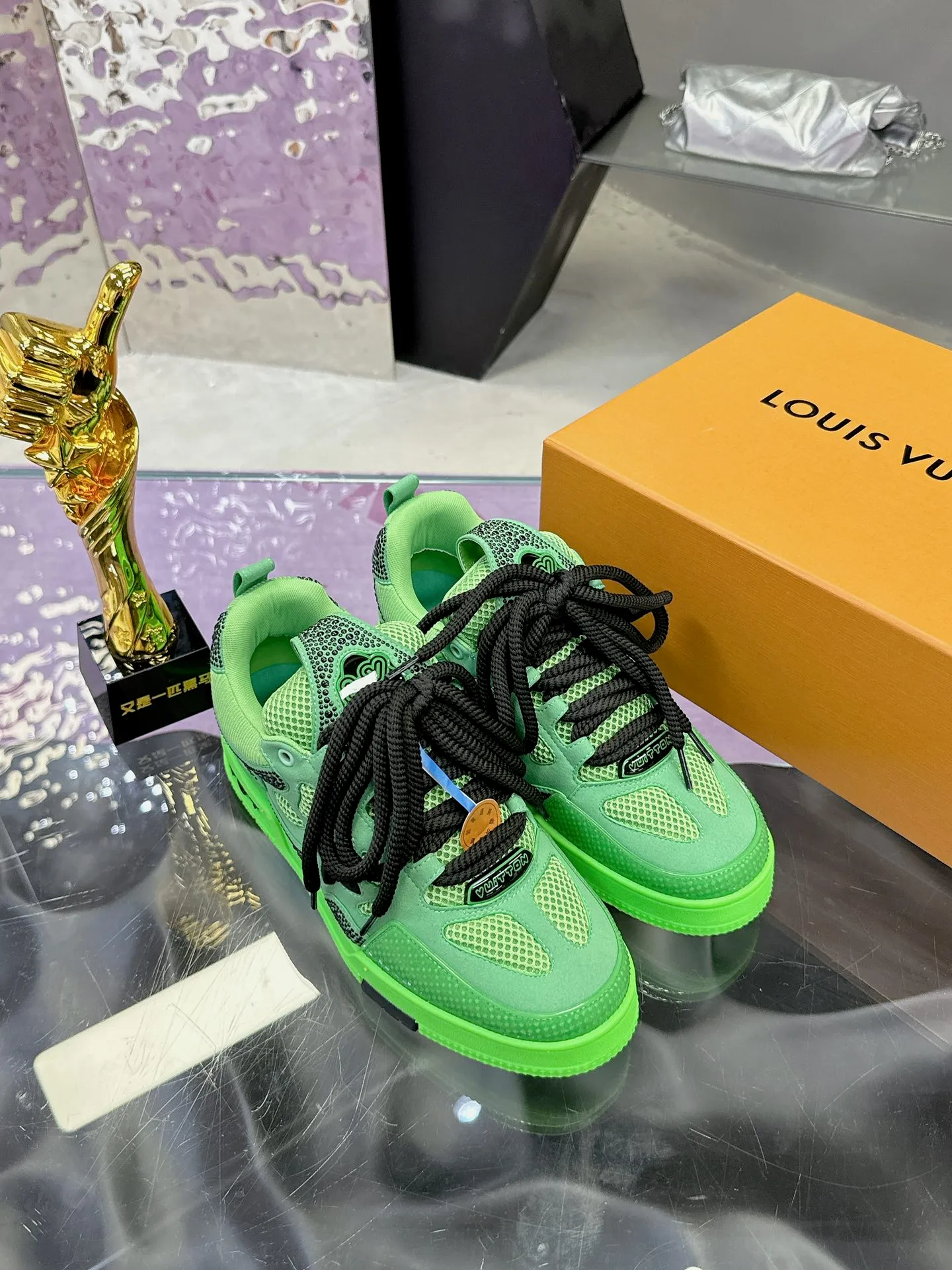 Men's shoes 💰900❤️❤️❤️ 𝙇𝙑 Bread shoes have added new colors 💓 Craftsmanship series 𝟐𝟎𝟐5/𝐒𝐒 𝐧𝐞𝐰 Louis Vuitton catwalk skate shoes are popular, LOUIS VUITTON Trainer is undoubtedly one of the most successful Sneakers launched by luxury brands, but the pace of exploration will not stop. LOUISVUITTON will also bring a new series of skateboard shoes in the spring of 2025. The new series in the picture returns to the 90s Chunky Skate Shoes look and feel. The uppers are made of leather and mesh. The fat silhouette and thick shoelaces are very eye-catching. It is expected to have quite a few colors like the Trainer. Judging from the previous DIOR show skate shoes, this chunky style may be even stronger next year. 💎 Size: Female 35-40 Male 39-46